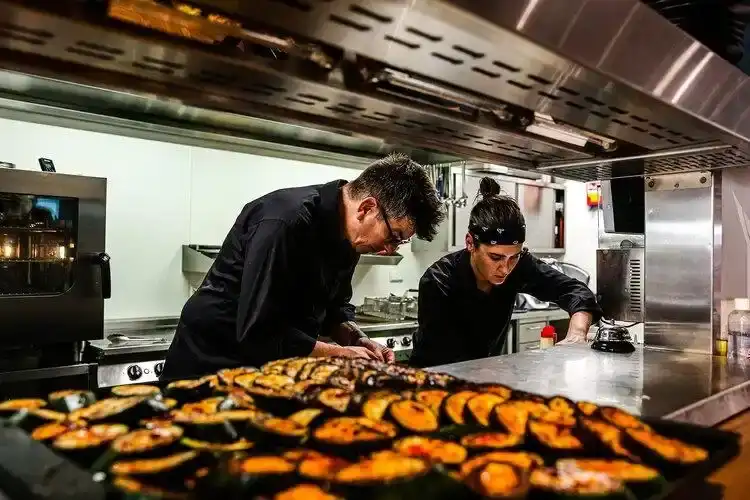 Chefs aan het werk in de keuken van Blue District, Alkmaar